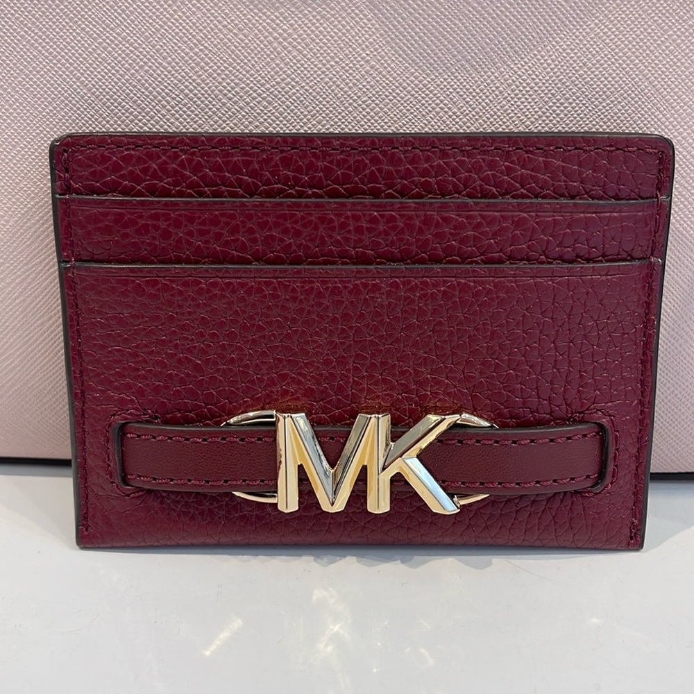 MICHAEL KORS
Reed Large Pebbled Leather Card Holder Case
Dark Cherry
NWT